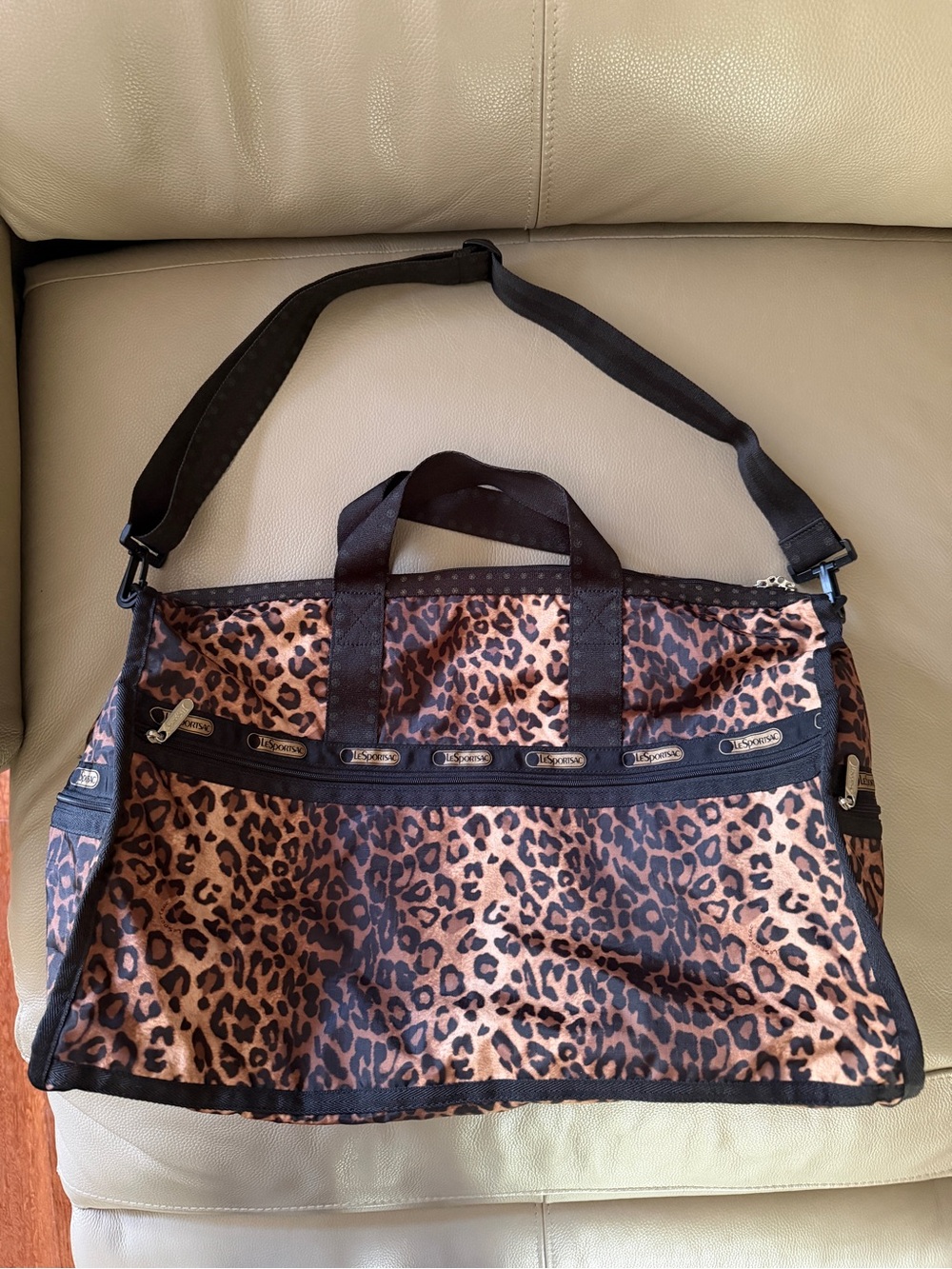 Lesportsac Leopard Print Black/Brown Weekender Duffel Bag ShoulderStrap Zippered - Picture 16 of 16